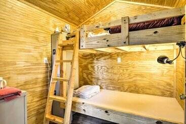 بيت ريفى Lotsa Moose Lodge  Pisgah Forest Waterfall Cabin!