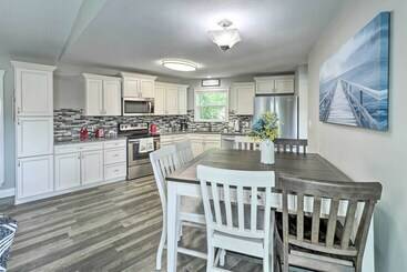 קוטג'' Ivy Cove Waterfront Hot Springs Home W/ Dock!