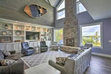 コテージ Luxe Lakefront Escape W/ 4 Kayaks, Hot Tub, Beach!