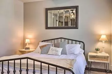 コテージ Modern Lead Cabin W/ Private Hot Tub & Fireplace!