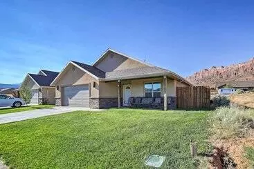 Mökkimajoitus Mountain View Moab Home W/ Pool & Hot Tub Access!