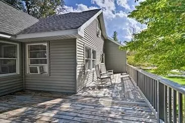Mökkimajoitus Pet Friendly Home Near Lakes & Snowmobile Trails!