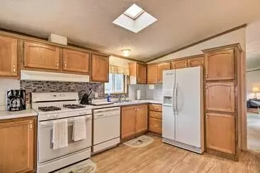 Mökkimajoitus Quaint Pequot Home < 1 Mi From Lake Access!