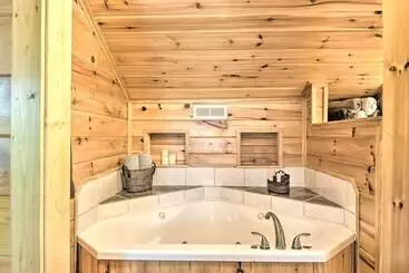 Mökkimajoitus Smoky Mountain Log Cabin Close To Rafting!