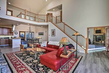 بيت ريفى Serene Evergreen Home W/ Hot Tub + Mtn Views!