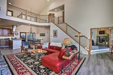 コテージ Serene Evergreen Home W/ Hot Tub + Mtn Views!