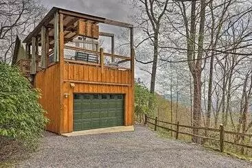 Mökkimajoitus Serene  Mountain Mist  Retreat W/ Deck & Hot Tub!