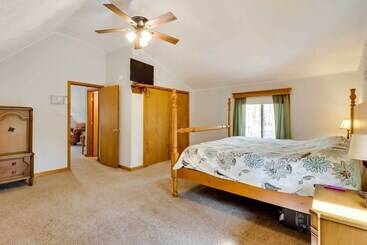 Сельский дом Spacious Pocono Lake House Near Skiing & Swimming!