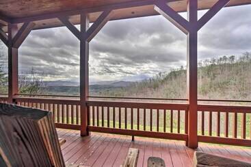 コテージ Sevierville Cabin W/ Outdoor Kitchen & Hot Tub!