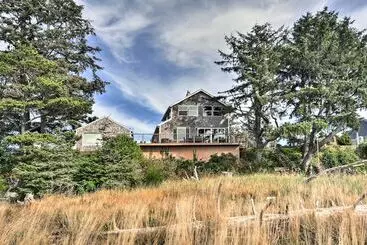 コテージ Waterfront Seaside Beach Home W/ Views & Hot Tub!