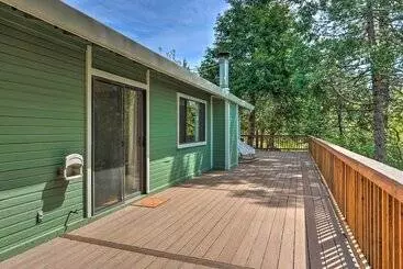 Mökkimajoitus 10 Acres W/ Stunning Views: Apple Hill Home!