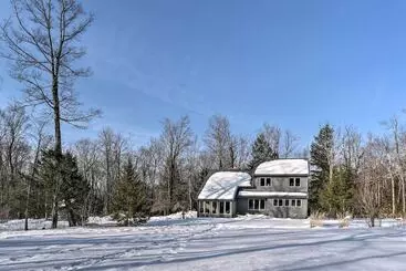 Mökkimajoitus Berkshires Home On 11 Acres W/ Pond & 2 Fire Pits!