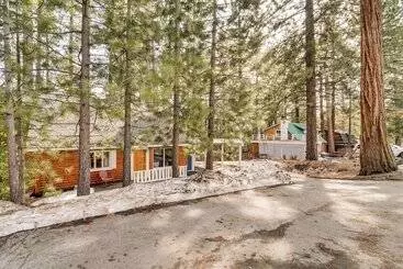Mökkimajoitus Boutique + Artsy Log Cabin In North Lake Tahoe!