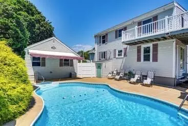 Mökkimajoitus Bristol Home W/ Pool ~ 3 Mi To Dtwn & Beach!