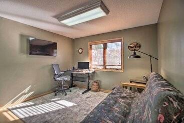 コテージ Cabin W/ Fire Pit & Movie Room, 1 Mi To Lake
