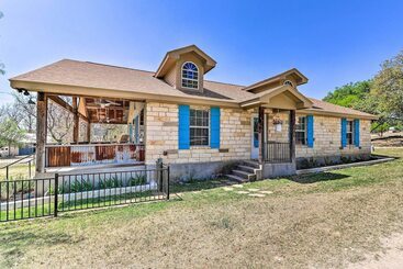 Charming Burnet Cottage W/ Lake View + Porch!