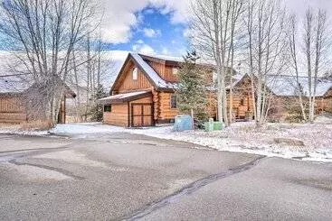 Mökkimajoitus Mountain Views & Fire Pit: Granby Retreat!