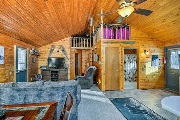 별장 Cozy Manistique Cabin W/ Deck, Grill & Fire Pit!