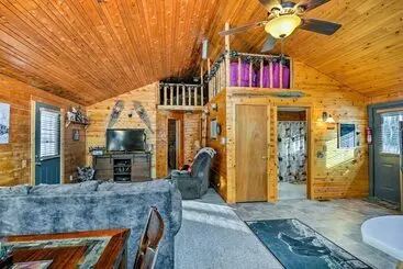 Mökkimajoitus Cozy Manistique Cabin W/ Deck, Grill & Fire Pit!