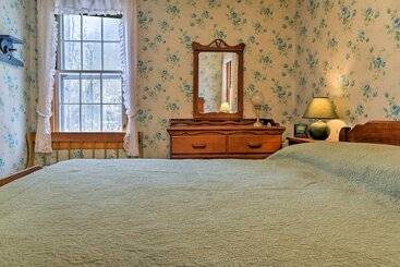 بيت ريفى East Otis Reservoir Cabin W/ Porch Walk To Lake!