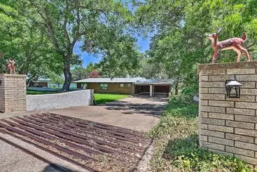 コテージ Lakefront Brownwood Home W/ Private Boat Dock