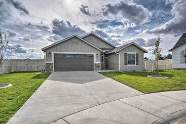 Hus på landet Modern Caldwell House W/ Yard & Furnished Patio!