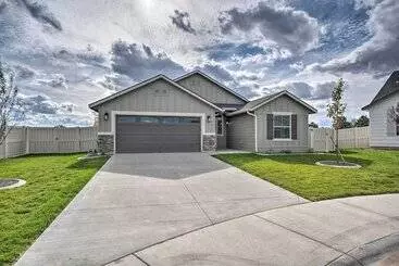 コテージ Modern Caldwell House W/ Yard & Furnished Patio!