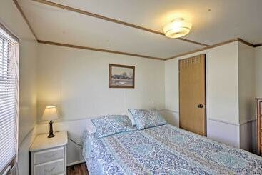 بيت ريفى Quaint Silver Springs Cabin W/ Direct Lake Access!