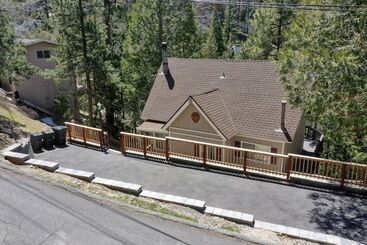 Mökkimajoitus Quiet Lake Arrowhead Retreat W/ Large Deck!