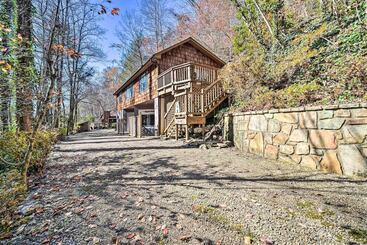 Mökkimajoitus Spacious Sevierville Cabin: Private Hot Tub & Deck
