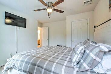 کلبه Jacuzzi & Resort Amenities: Tobyhanna Family Home!