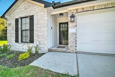 Gîte Rural Well Appointed Montgomery Home W/ Fenced Yard
