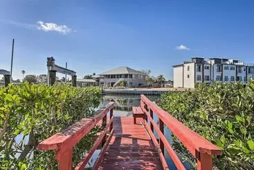 Mökkimajoitus Apollo Beach Getaway With Dock & Pool!