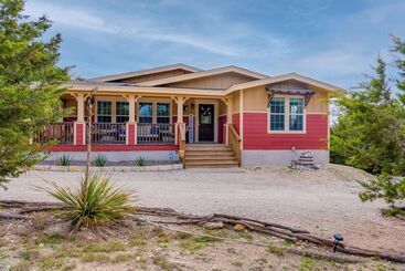 Hus på landet Canyon Lake Retreat W/ Hot Tub, Fire Pit & Grill!
