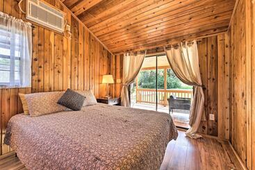 Сельский дом Couples Cabin W/ Luxury Deck, 1 Mi To Canyon Lake!