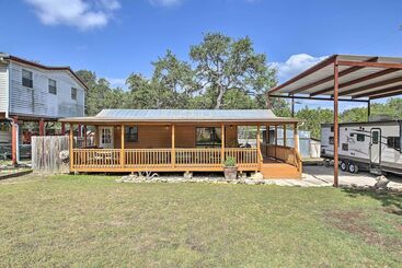 Hus på landet Couples Cabin W/ Luxury Deck, 1 Mi To Canyon Lake!