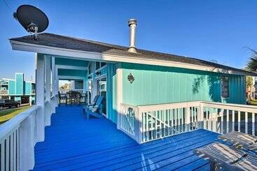 Сельский дом Cozy Galveston Beach House Walk To The Gulf!