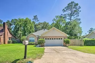 Mökkimajoitus Cozy Modern Pensacola Home: Large Yard, Grill