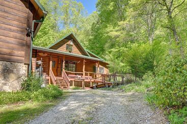 Mökkimajoitus Enchanting Cabin W/ Mother In Law Suite: Mtn Views