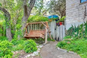 Mökkimajoitus Exotic Home W/ Patio & Grill: Walk To Canyon Lake!