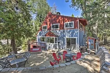 Mökkimajoitus Expansive Retreat W/ Deck, Game Room & Lake Views!