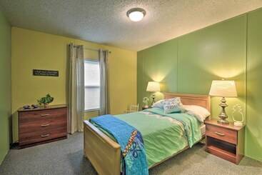 بيت ريفى House W/ Deck + Fireplace, Walk To State Park