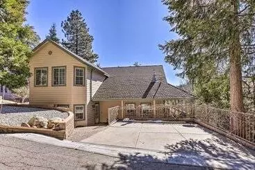 Mökkimajoitus Huge Lake Arrowhead Home W/ 3 Decks & Grill!