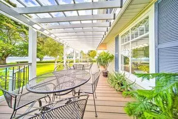 Mökkimajoitus Private Waterfront Lake Erie Home W/bbq Patio