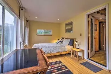 コテージ Riverfront Gold Bar Cabin W/ Hot Tub & Mtn Views!