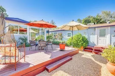 Mökkimajoitus Romantic Casita W/ Garden + Deck 2 Miles To Plaza!