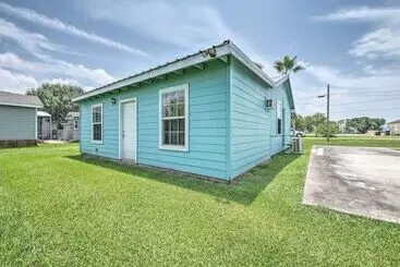 コテージ Breezy Seadrift Home   Walk To Seadrift Harbor!