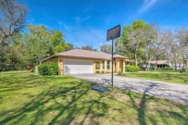 Mökkimajoitus Sunny Homosassa Home W/ Private Heated Pool!