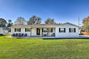 コテージ Warm + Cozy Buckeye Lake Home: Yard + Patios!