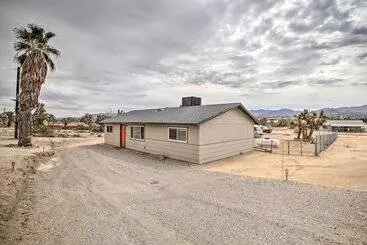 Mökkimajoitus Yucca Valley Oasis W/ Hot Tub, Near Joshua Tree!